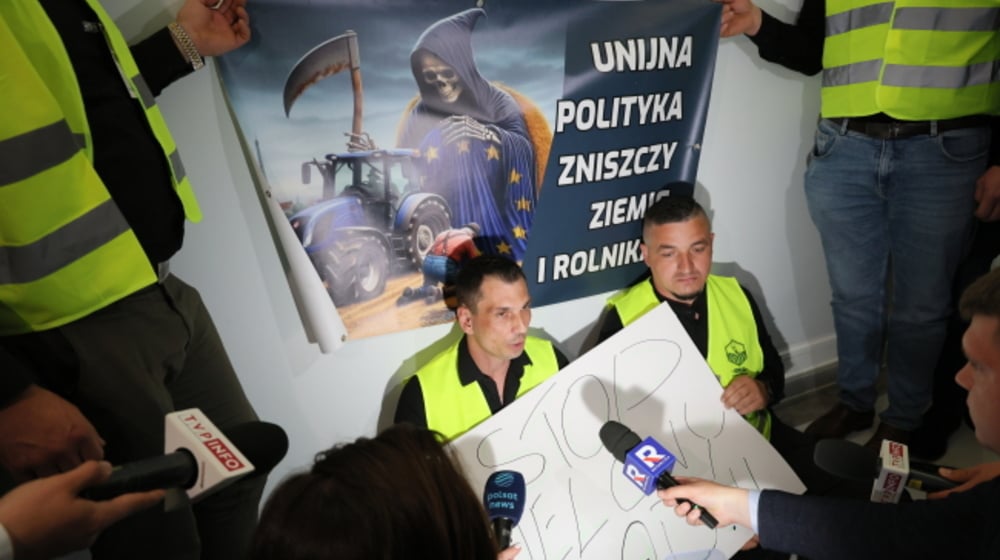 Rolnicy protestujący w Sejmie.