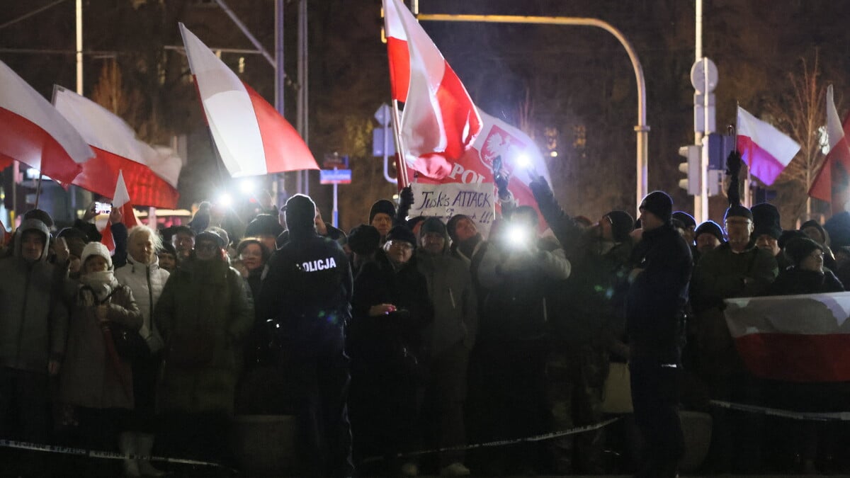 Protestujący z flagami zebrali się przed siedzibą TVP. Bochenek wzywa obywateli