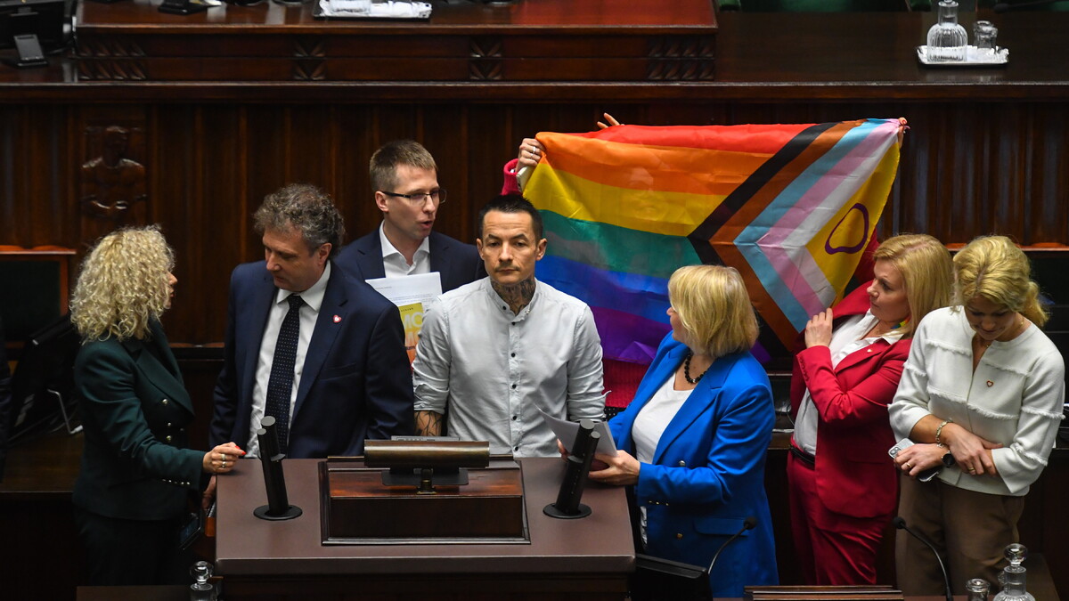 "Stop LGBT". Hołownia przerywa Kasprzakowi, a na mównicy pojawiają się posłowie KO z tęczową flagą