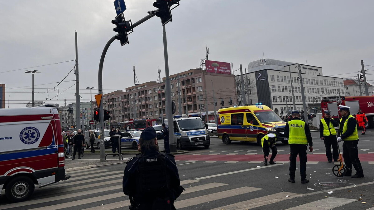 Tragiczny wypadek w Szczecinie. Kierowca wjechał w grupę ludzi i odjechał. Rośnie liczba rannych osób