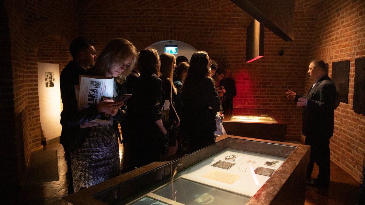 Muzeum Katyńskie w Warszawie. Obchody 83. rocznicy masowej egzekucji polskich jeńców wojennych. Zobacz prezentację pamiątkowego albumu