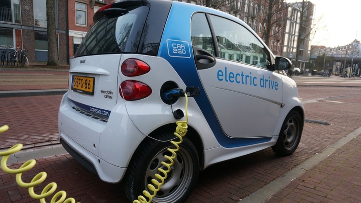 Czy samochody elektryczne rzeczywiście są ekologiczne? Wydrowski wyjaśnia