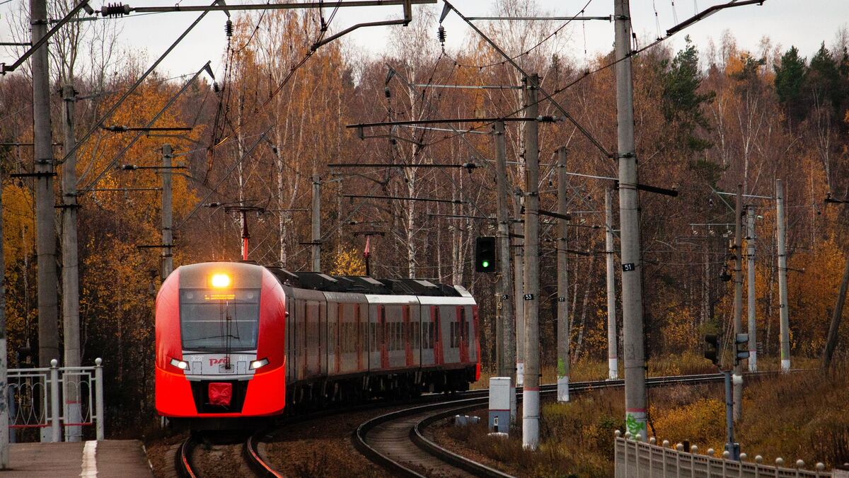 Polski rząd inwestuje w transport kolejowy. Tysiące zmodernizowanych przystanków, stacji i dworców kolejowych. Poseł Hoc: "Wszystkie drogi prowadzą teraz do Kołobrzegu"