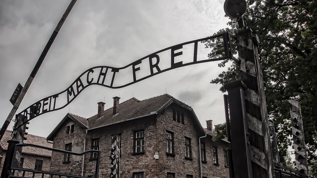 Uczniowie z Niemiec zareagowali oklaskami po filmie o Holokauście. Sprawę bada prokuratura