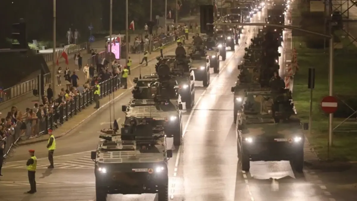 Warszawa. Defilada wojskowa z okazji święta Wojska Polskiego. W tym żołnierskie pikniki