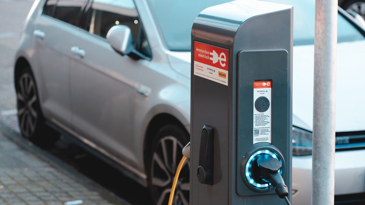 Komisja Europejska narzuca krajom wprowadzenie drakońskich przepisów "ekologicznych". Od 2035 roku kierowcy mają przerzucić się na samochody elektryczne. Nowe badania kładą na nie cień