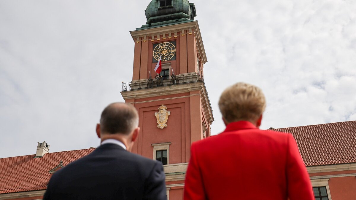 2 maja, czyli Dzień Flagi RP. Podniesienie flagi na wieży Zamku Królewskiego. Na uroczystości obecny był prezydent Andrzej Duda