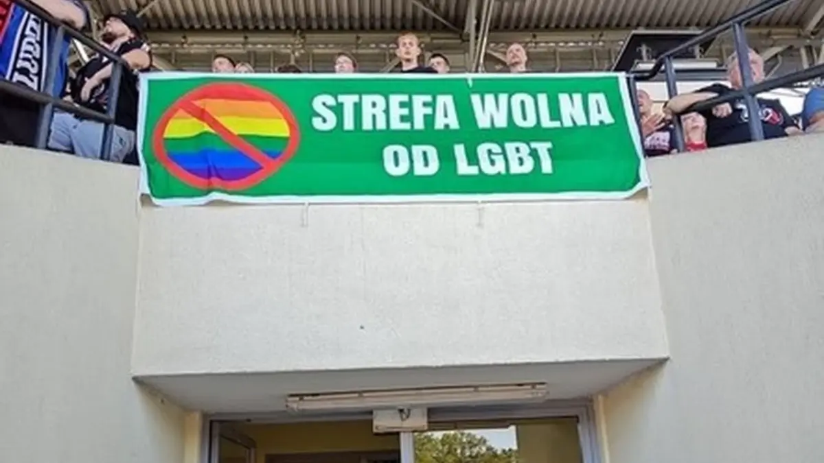 Kibic wywiesił bander: "Strefa wolna od LGBT". Został ukarany przez klub