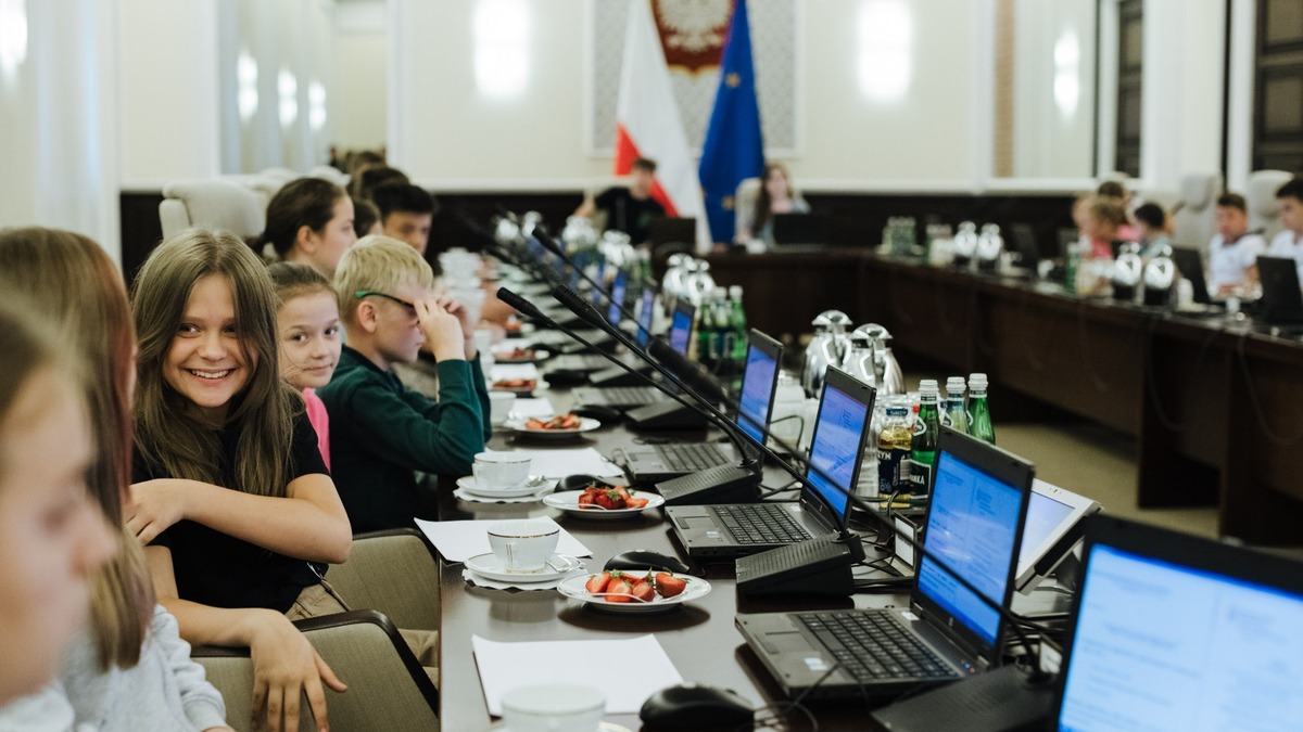 Rada ministrów przyjęła ustawę o waloryzacji 500 plus. Niecodzienne spotkanie polskiego rządu. Premier Mateusz Morawiecki zaskoczył swoich ministrów niezwykłymi gośćmi