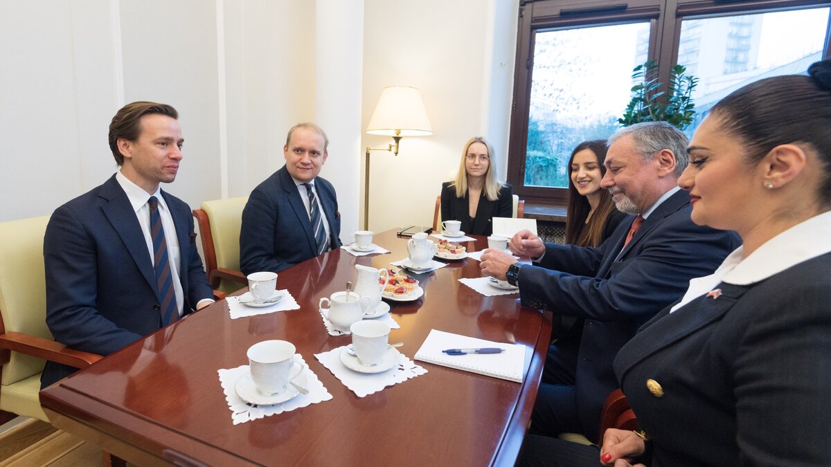 Wicemarszałkowie Sejmu odbyli rozmowy dyplomatyczne. Bosak spotkał się z ambasadorem Armenii. Wielichowska i Niedziela spotkały się z wiceprzewodniczącą Rady Najwyższej Ukrainy