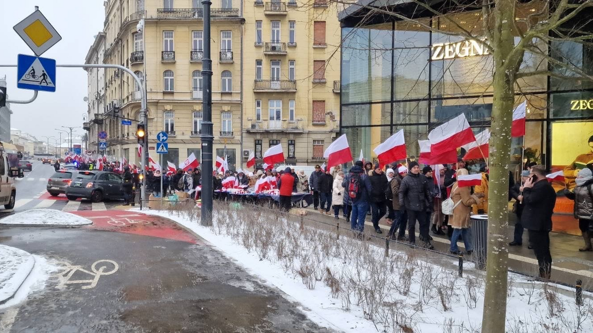 RELACJA NA ŻYWO. Protest Wolnych Polaków w Warszawie. Polacy protestują przeciw działaniom rządu