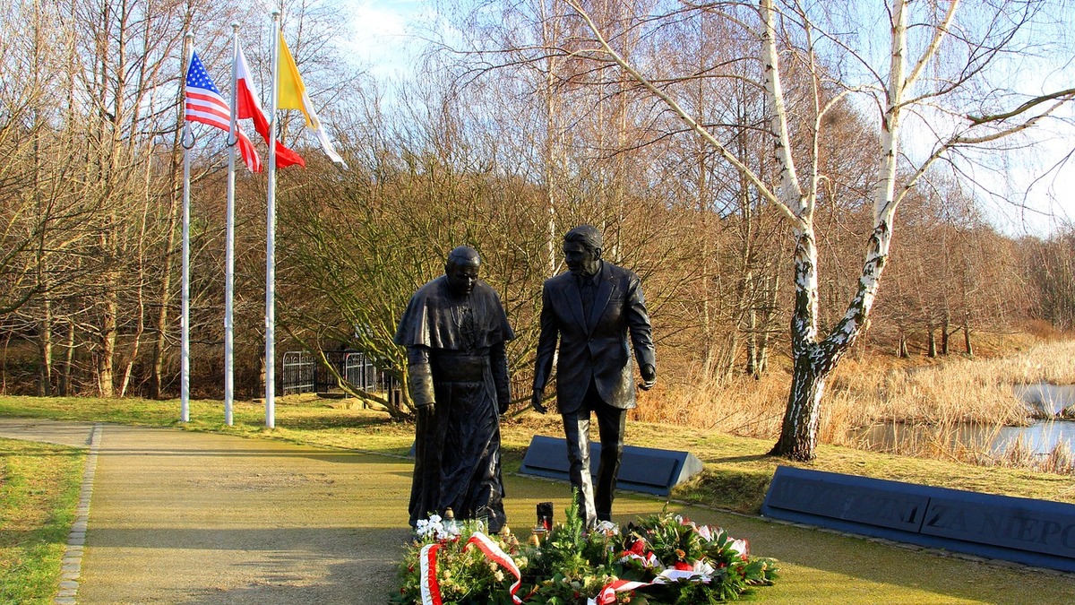 Polonia w Chicago w obronie Jana Pawła II. Rudnicki: "On pomógł w tym, że Polska jest dzisiaj wolna"