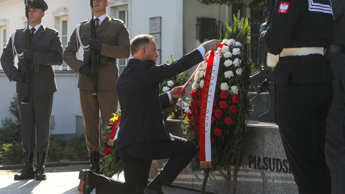 Święto Wojska Polskiego 2023. Prezydent Duda złożył kwiaty przed Grobem Nieznanego Żołnierza i pomnikiem Józefa Piłsudskiego