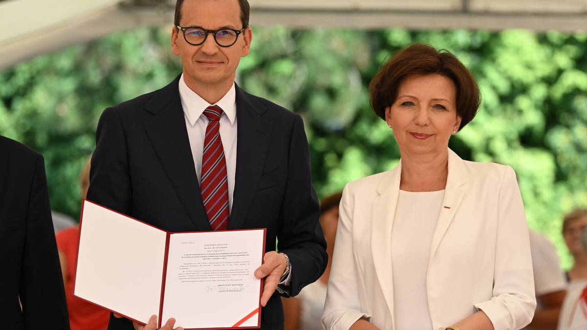 Premier Mateusz Morawiecki podpisał we wtorek rozporządzenia w sprawie wysokości wypłat czternastek. Mowa o rekordowej w tym roku kwocie. Kiedy nastąpi wypłata czternastej emerytury?