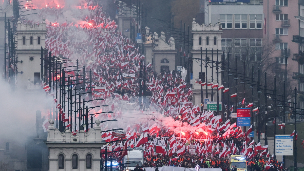 Marsz Niepodległości w Warszawie pod hasłem "Jeszcze Polska nie zginęła"