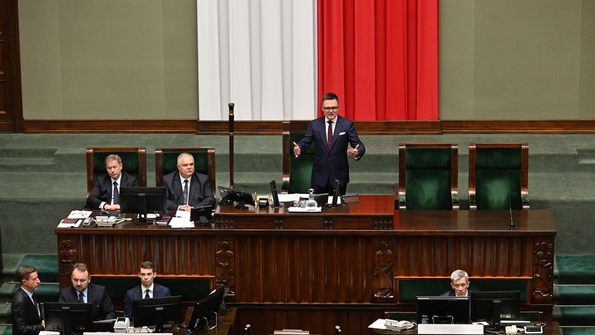 Sejm zdecydował o nowym Marszałku Sejmu. Hołownia zapowiedział kilka zmian w funkcjonowaniu parlamentu. "Z gabinetu marszałka z hukiem wyjedzie zamrażarka"