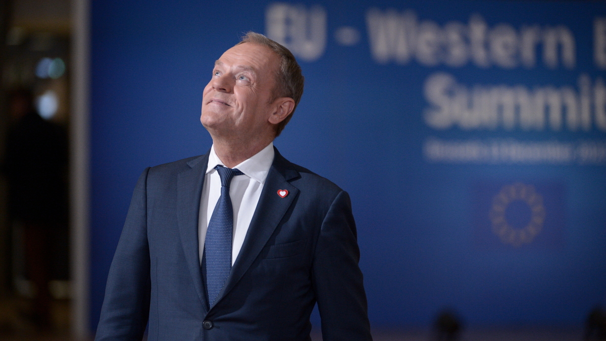 Premier Donald Tusk skraca o pięć miesięcy kadencję szefa CBA Andrzeja Stróżnego. Mogło dojść do złamania prawa przez szefa rządu. Sprawa może trafić do sądu