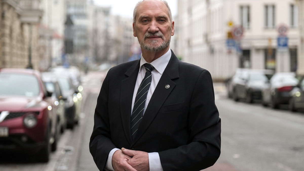 Władysław Kosiniak-Kamysz rozwiązał podkomisję smoleńską. Trwają przepychanki z członkami komisji. Macierewicz: "Szef MON nie ma uprawnienia, by likwidować podkomisję smoleńską"