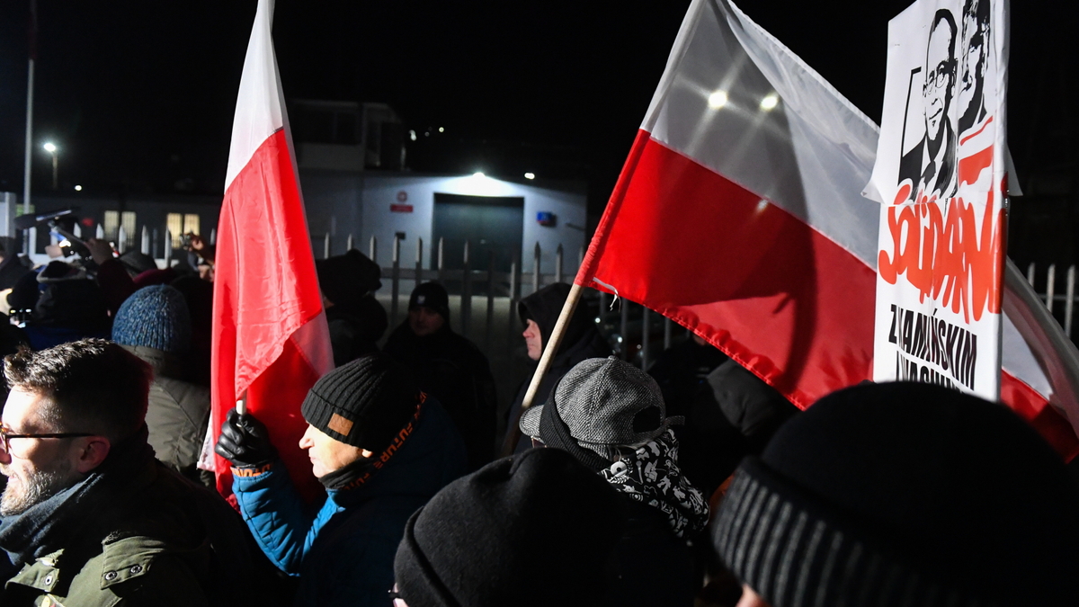 Kryzys konstytucyjny w Polsce. Prawo i Sprawiedliwość chce wykorzystać zatrzymanie Kamińskiego i Wąsika. Trwają naciski na Prezydenta Dudę