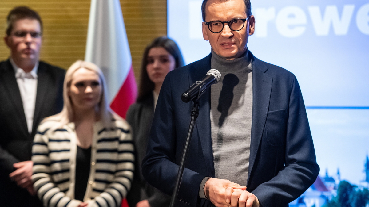 Morawiecki złamał nogę? Były Premier przewrócił się pod kościołem. "Uważajcie na siebie"