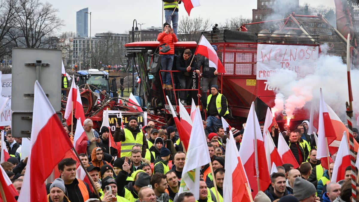 Burzliwy protest rolników we Wrocławiu. Interweniowała miejscowa policja. Odpalono race i petardy [WIDEO]