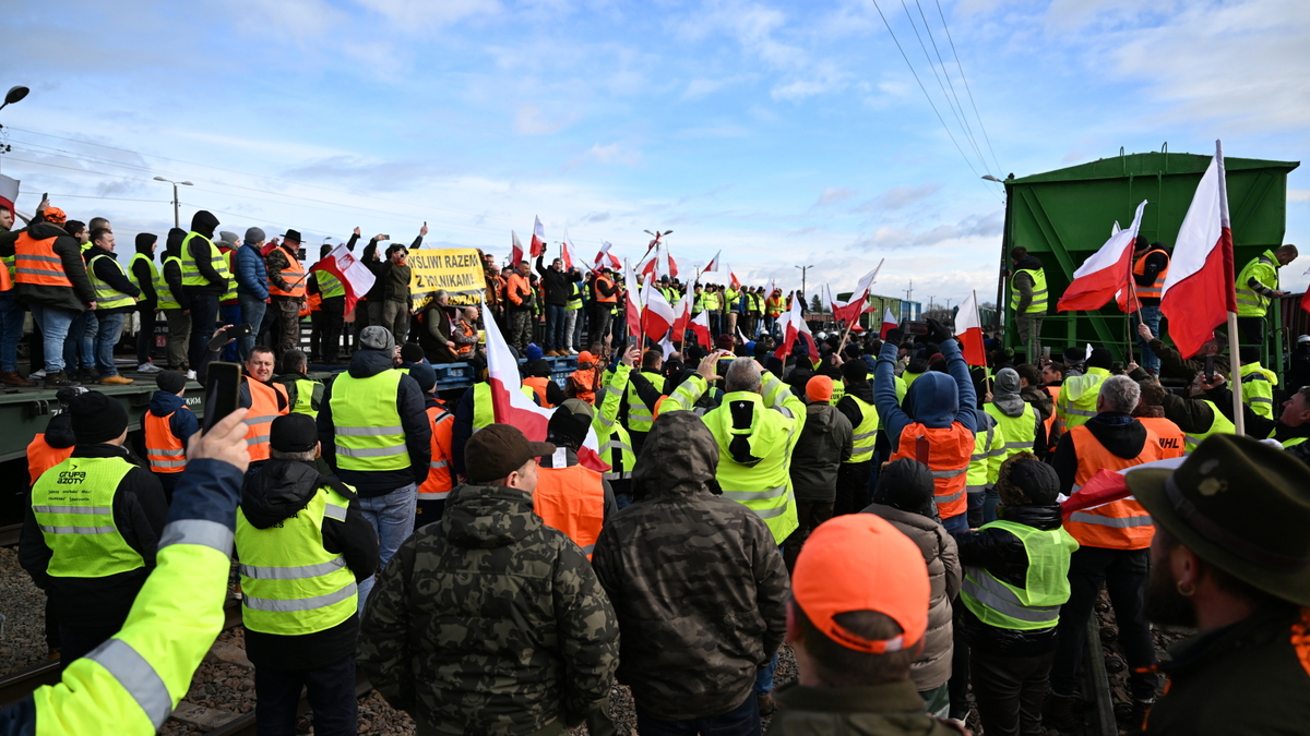 Protest rolników w Medyce. Ktoś rozsypał ukraińskie ziarno. Interweniowała policja i straż kolei