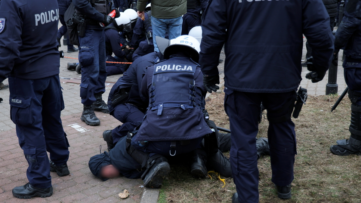 Protest rolników w Warszawie. Brutalna agresja policji wobec demonstrantów. Kwaśniewski: "Uśmiechnięta Polska używa wobec rolników gazu rozweselającego"