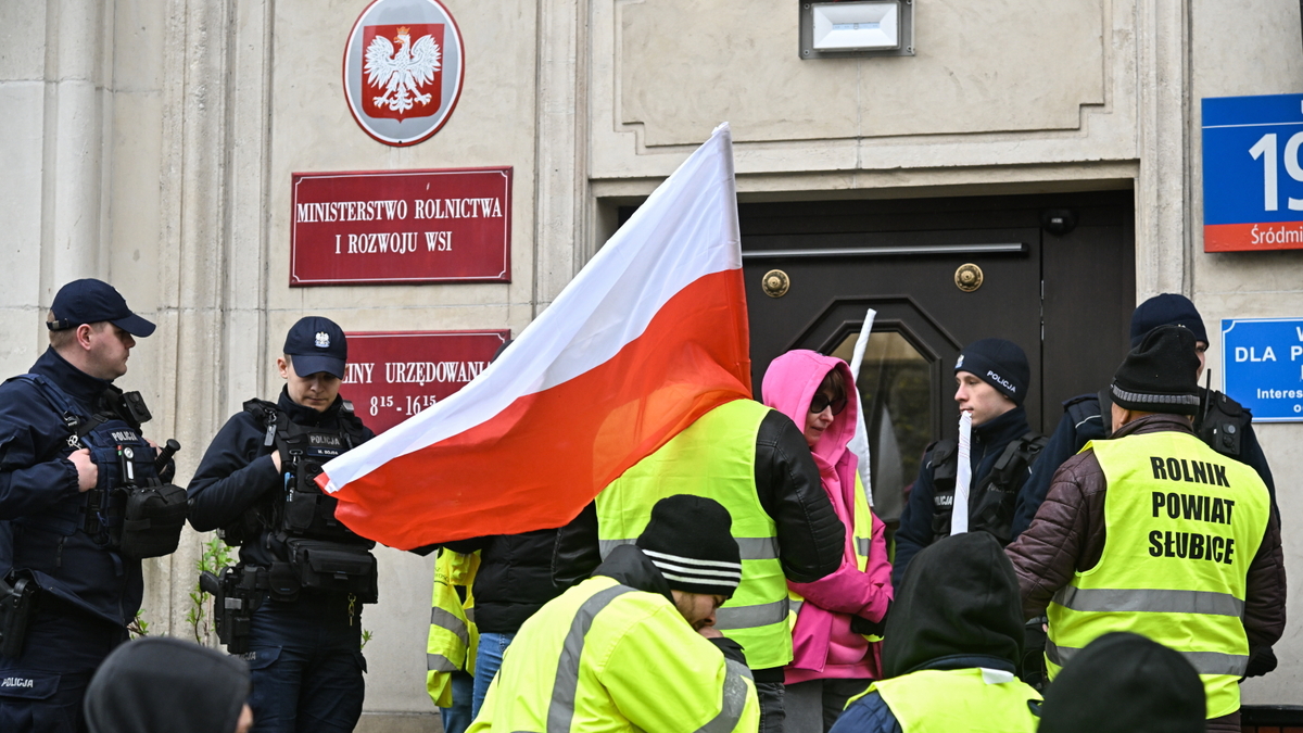 Protest okupacyjny rolników w Ministerstwie Rolnictwa. Czekali na Premiera Donalda Tuska. Ten nie chciał spotkać się z protestującymi obywatelami