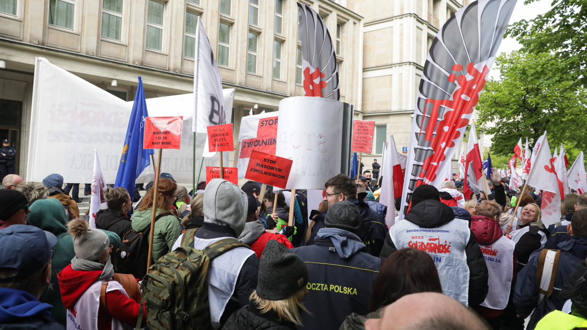 Protest pocztowców przed Ministerstwem Aktywów Państwowych. Rewolucja kadrowa w państwowej spółce. Pracę może stracić ponad 4 tysiące osób