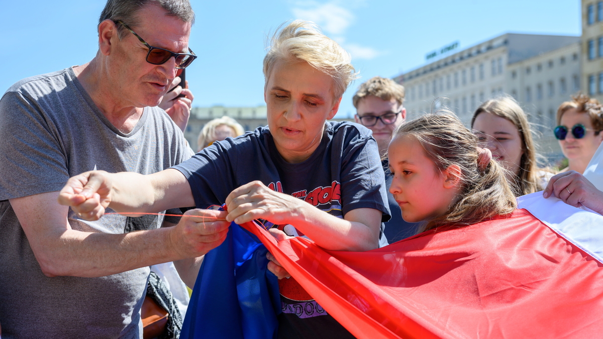 Skandaliczne wydarzenie w Poznaniu. Poseł Lewicy zszyła flagi Polski i Unii Europejskiej. Scheuring-Wielgus: "My nie chcemy przeżywać tego uczucia"