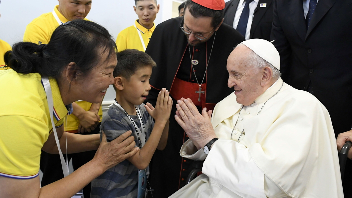 Katolicka młodzież chce powrotu do tradycji i mszy łacińskiej. Papież Franciszek ma inne zdanie na ten temat. Trudna droga podczas Synodu o Synodalności