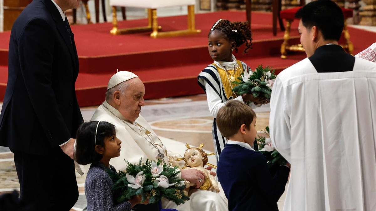 Pasterka w Watykanie. Papież Franciszek nawiązał do spisu ludności w Betlejem. "Bóg nie używa magicznej różdżki, nie jest komercyjnym bożkiem"