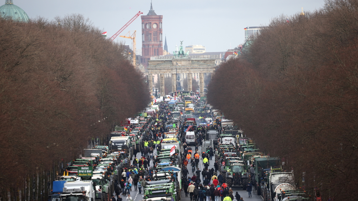 Wielki protest w Berlinie. Tysiące ciągników i rolników pod Bramą Brandenburską. Zjawiła się również polska delegacja