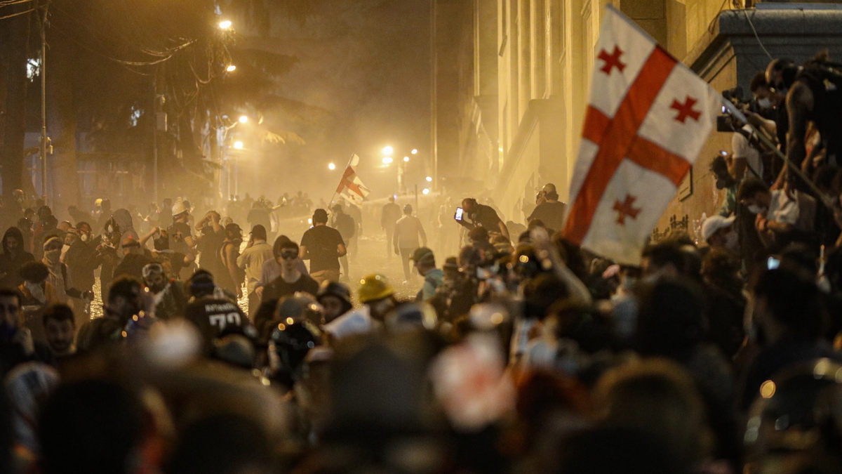 Masowe protesty w Gruzji. Gruzini walczą o wolność słowa? Doszło do ostrych starć z policją