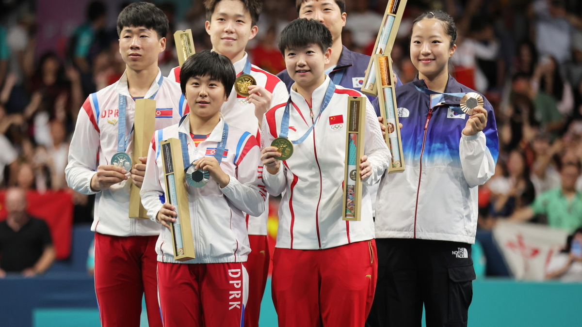 Piękne chwile na Igrzyskach Olimpijskich. Chiński tenisista zjednoczył Koreańczyków. Zobacz niezwykłe obrazy na ceremonii rozdania medali [+WIDEO]