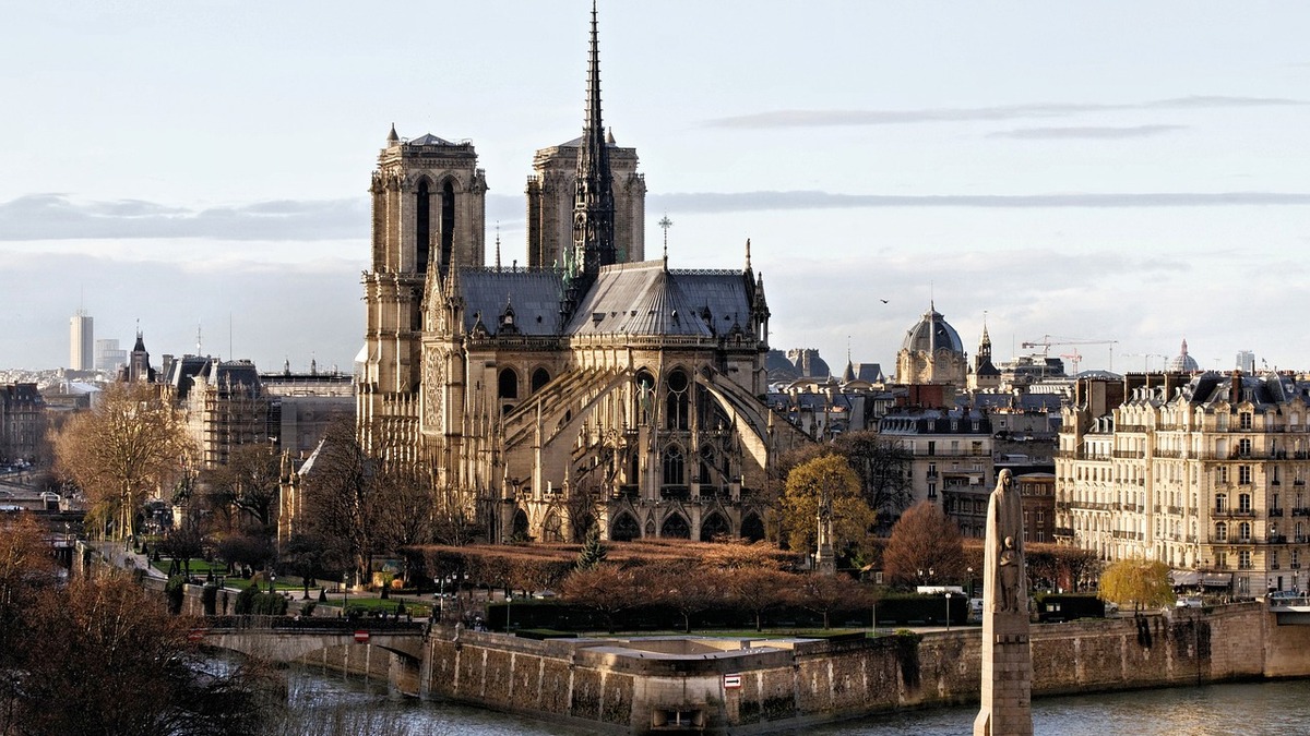 Odbudowa katedry Notre-Dame wchodzi w kluczowy etap. Rozpoczęto montaż ważnego elementu