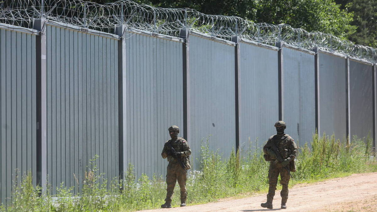 Koalicja Tuska chce usunąć z polskiego prawa "pushbacki". Organizacje broniące praw człowieka mówią o haniebnym traktowaniu imigrantów