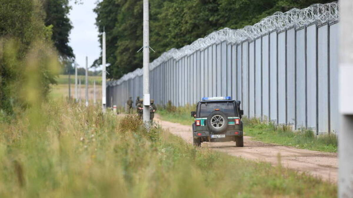 Oburzające zachowanie młodzieży na granicy. Zaatakowali żołnierzy Wojska Polskiego. Opozycja domaga się wyjaśnień