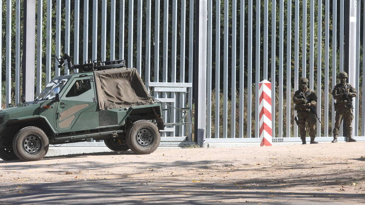 Żołnierz został pchnięty nożem przez migranta znajdującego się po białoruskiej stronie