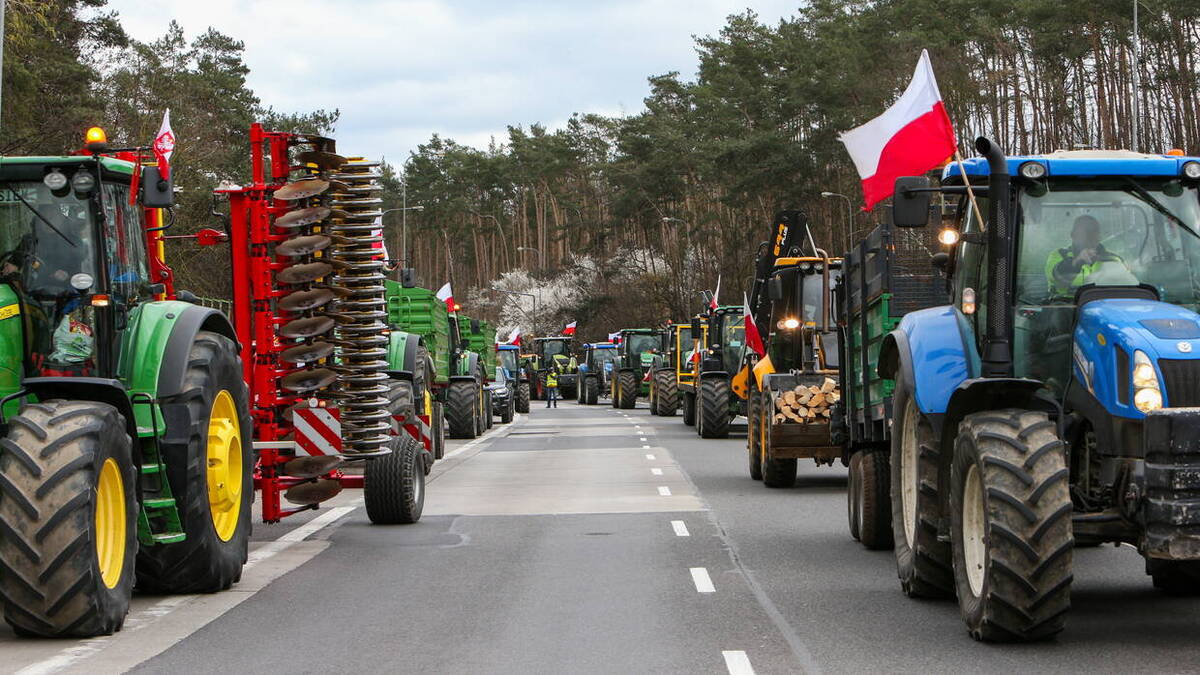 Rolnicy protestują na Mazowszu. Blokują drogę krajową numer 2 w miejscowości Zakręt