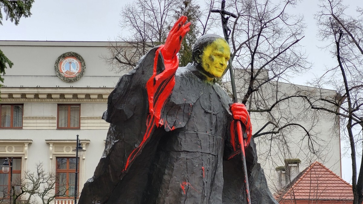 Zatrzymano podejrzanego o dewastację pomnika Jana Pawła II. To aktywista LGBT