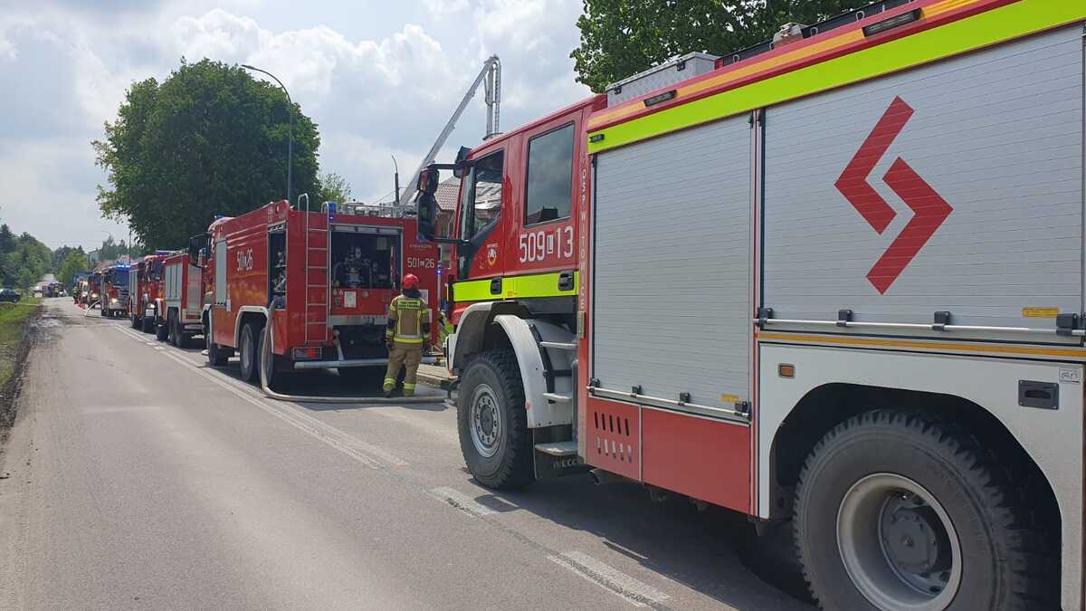 Pożar pensjonatu w Nałęczowie - ewakuacja 30 osób, strażacy walczą z ogniem