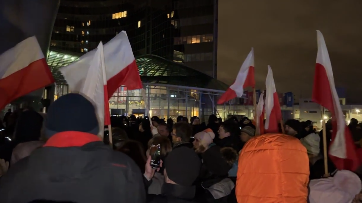 Protest pod siedzibą TVP. Polacy wyszli bronić wolności słowa i wolnych mediów. "Jak można było jakąś uchwałką, to jest jakiś cyrk" [WIDEO]