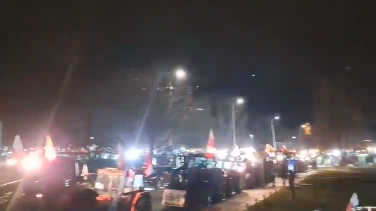 Protest rolników we Wrocławiu. Dziesiątki traktorów rozświetliły mrok miasta [WIDEO]