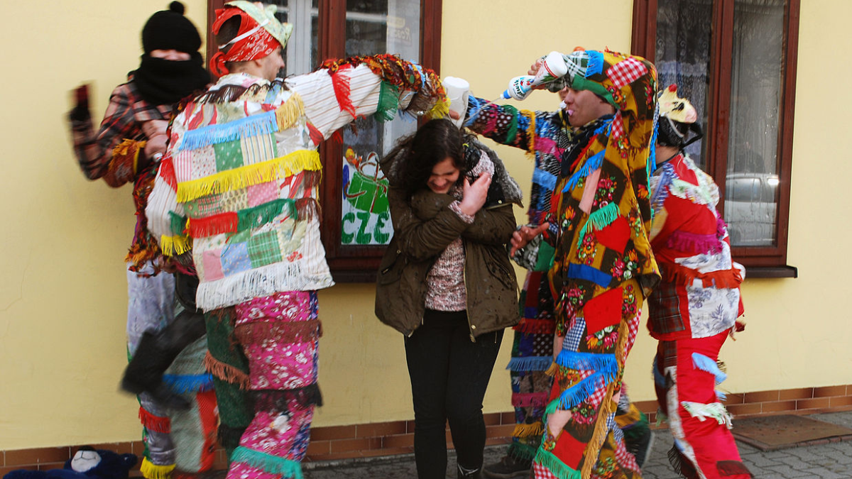 Śmigus-dyngus - Symboliczne budzenie przyrody do życia. Historia lanego poniedziałku i tradycyjne zwyczaje