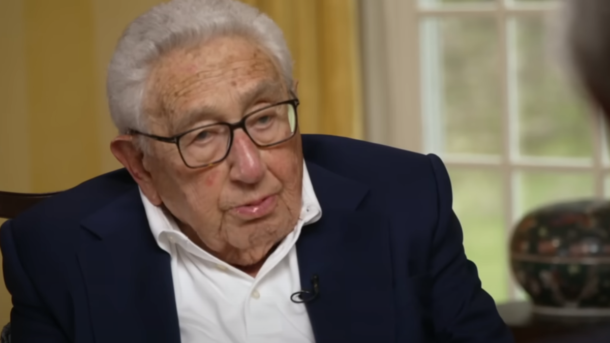 Legenda amerykańskiej dyplomacja wysłana do Pekinu. Henry Kissinger z misją odbudowy relacji z Chinami. Spotkał się z chińskim ministrem obrony Li Shangfu