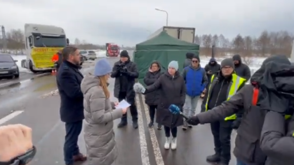 Koniec protestu w Dorohusku. Przewoźnicy muszą zwolnić blokady i opuścić zgromadzenie. Przedstawicielka wójta odczytała specjalny komunikat [WIDEO]