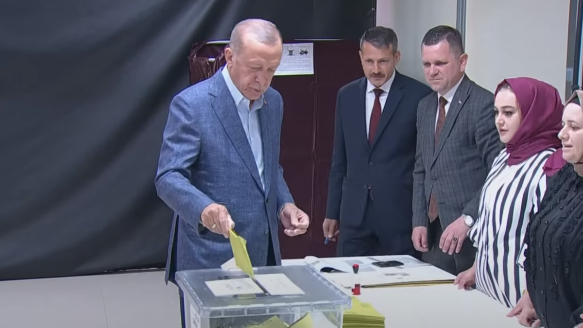 Wybory w Turcji. Trwa liczenie głosów z pozostałych komisji wyborczych. Erdogan podczas przemowy do zwolenników był pewny wygranej