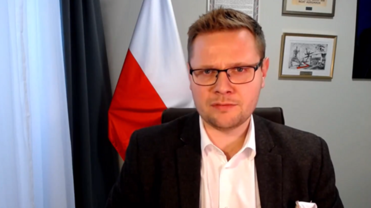 Służby weszły do pokoju posła Michała Wosia. Polityk ma zeznawać przed komisją śledczą. Poseł Gosek domaga się wyjaśnień od Marszałka Hołowni