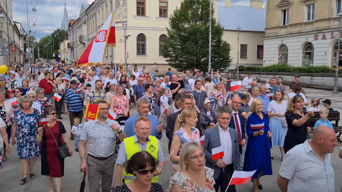 Marsz dla Życia i Rodziny. Ulicami Rzeszowa przeszedł tłum zwolenników życia. "Dzieci to jest ta żywa miłość, którą przekazujemy następnym pokoleniom Polaków"